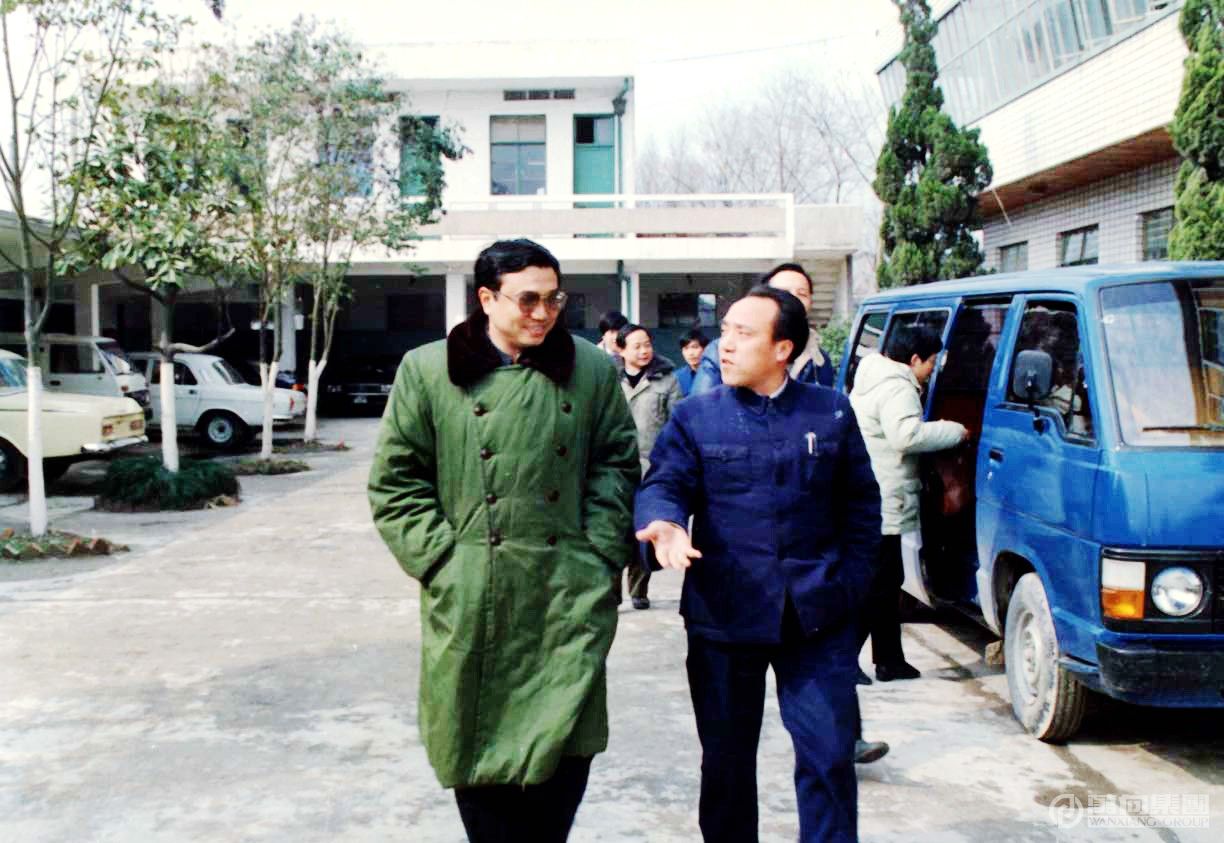 1988年1月31日， 团中央书记处书记李克强到我厂视察，鲁冠球陪同参观生产车间。.jpg