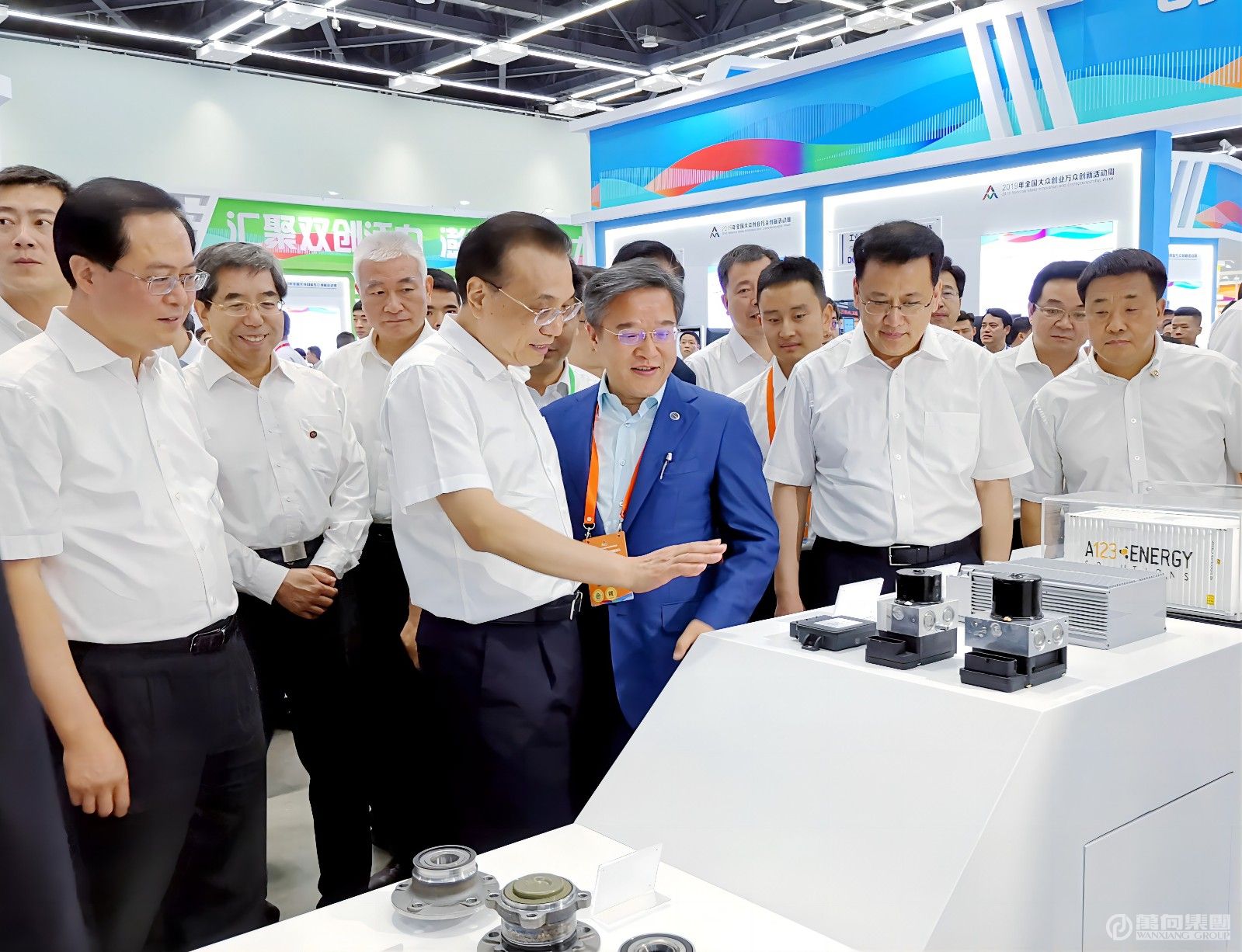 2019年6月13日，中央政治局常委，国务院总理李克强出席在杭州举行的双创周活动时，在万向展台听取了鲁伟鼎董事长的介绍。(1).jpg